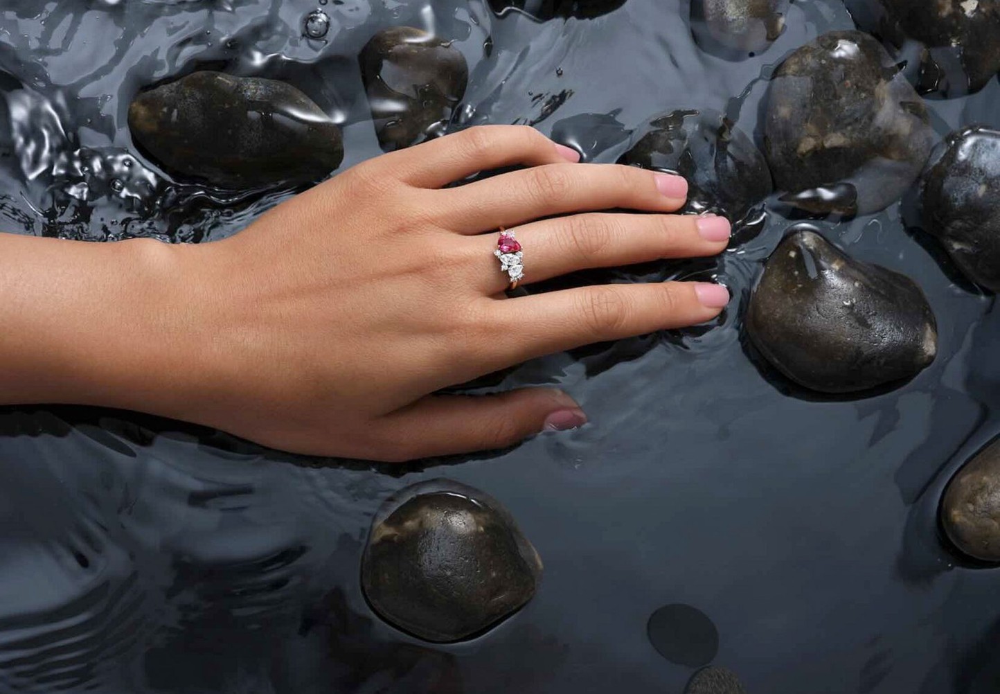 karolina conchet - hands