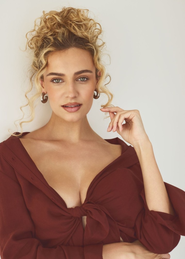 izzy stickland - model
