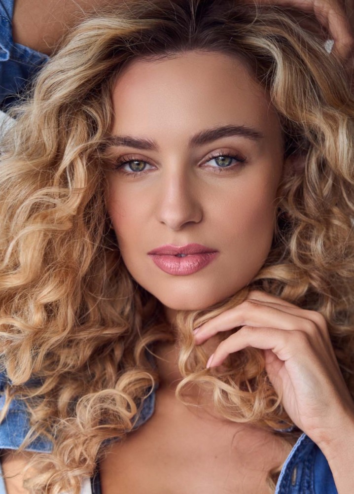 izzy stickland - model